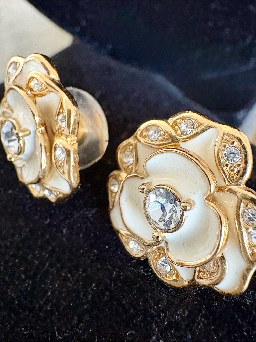 Kate Spade Classic Enamel Cream Flower Crystal Stud Earrings Gold Tone - Picture 3 of 5